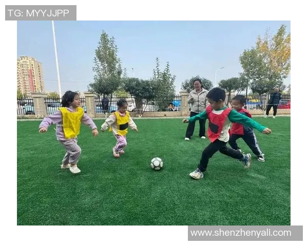 小学生踢足球的乐趣与成长探索如何在球场上收获友谊与团队精神 小学生踢足球的乐趣与成长探索如何在球场上收获友谊与团队精神